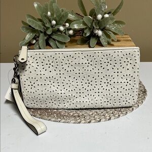 Coach Elegant Cream Wristlet Clutch NWT good condition